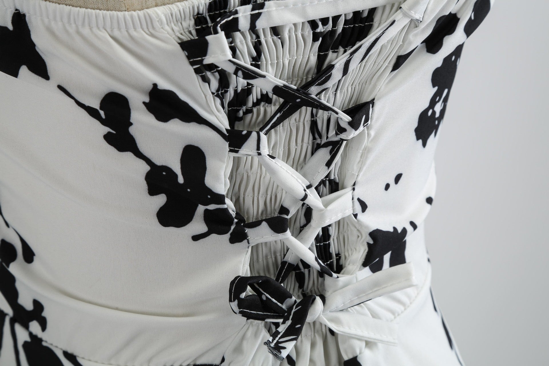 Robe Guinguette blanche ornée de motifs floraux noirs – Image 5